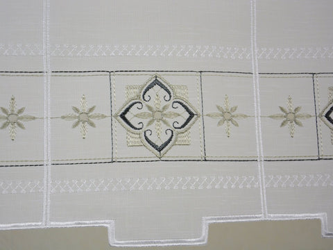 Scheibengardine Ornament Blume bestickt nach Maß Scheibengardine Ornament Blume bestickt nach Maß