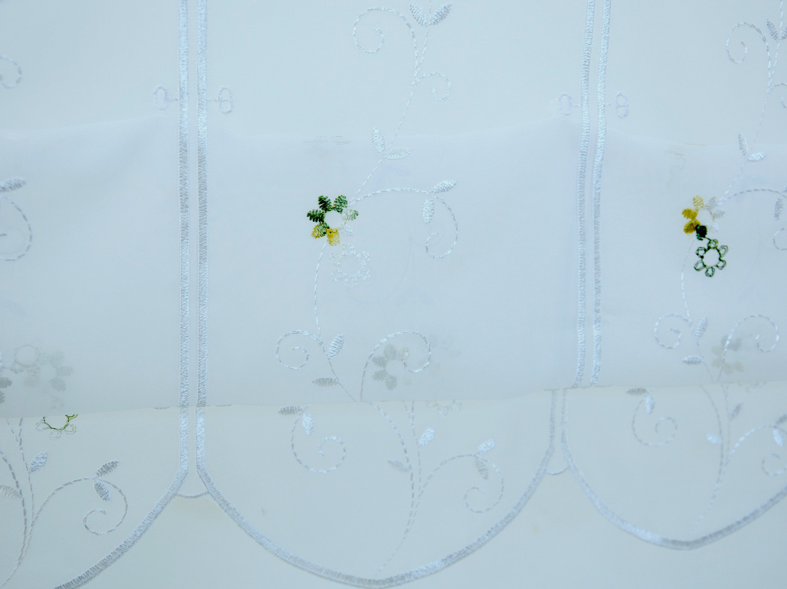 Cliprollo Blume grün / weiß bestickt Höhe 145cm nach Maß Scheibengardine